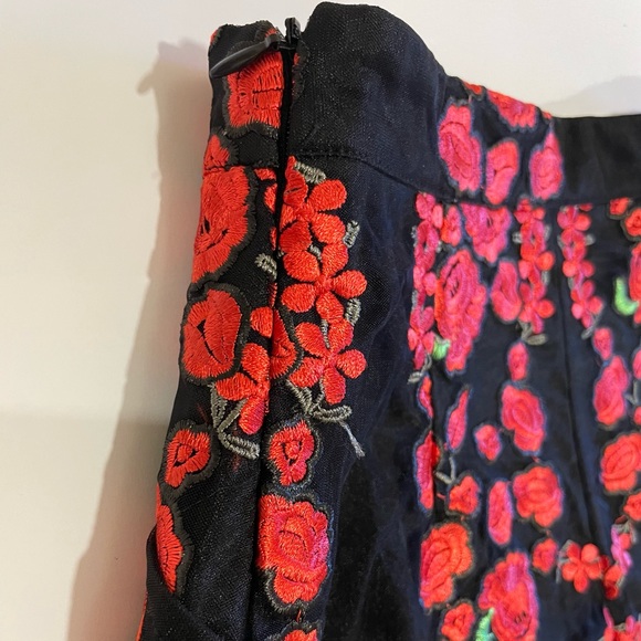 Missguided. Rose Embroidered Mini Skirt. Womens. Size 0. Black with Red Roses. - Picture 8 of 9